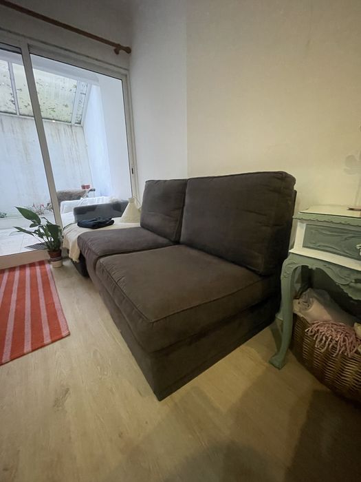 Sofá + repousa pés com arrumaçao