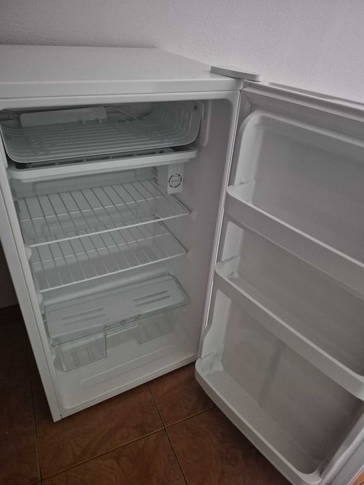 Frigorífico branco, pequeno, em perfeito estado de funcionamento,  pouco uso.