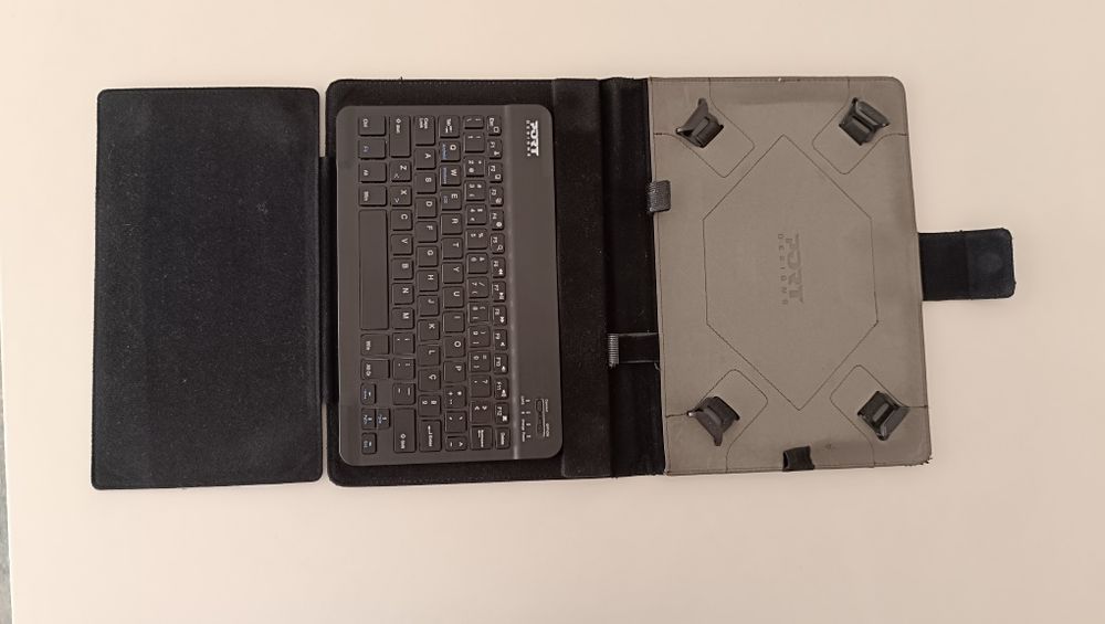Capa com Teclado para  iPad e tablets 9" e 10.1"