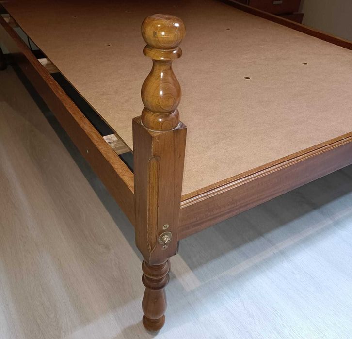 Cama de Casal em Madeira de Pinho