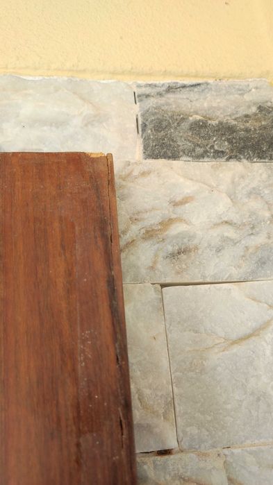 Portas de exterior em madeira maciça e portas de interior