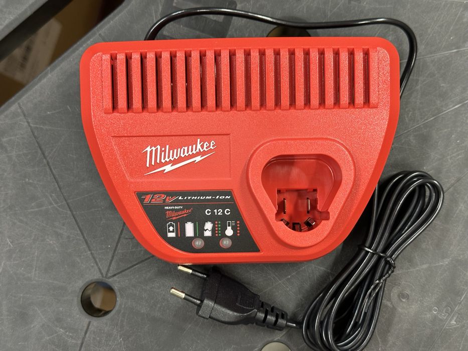 Зарядний пристрій, зарядне, зарядка Milwaukee m12 220в, Європа!