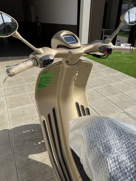 Vendo vespa 946 nova