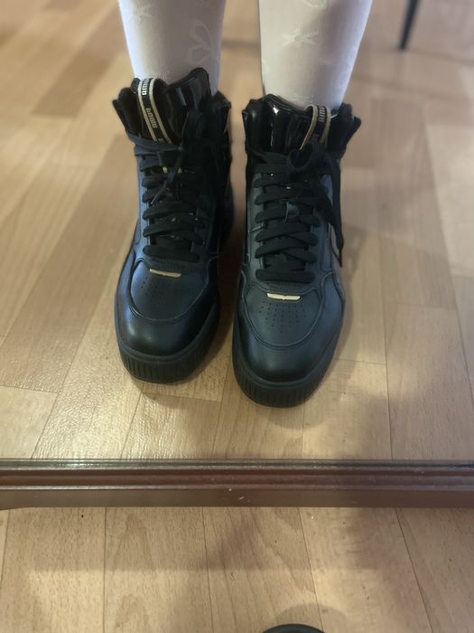 Кросівки жіночі