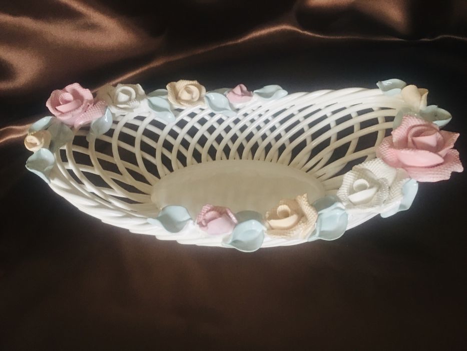 Большая Ладья плетёная, усыпанная цветами