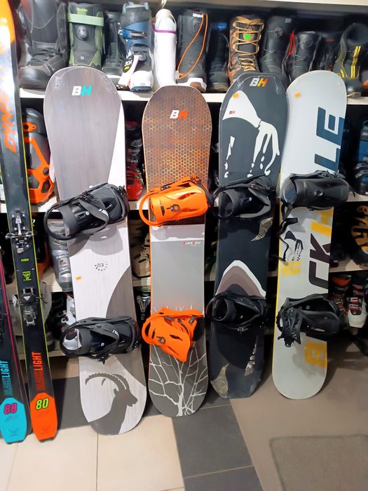 Nowe deski snowboardowe Black Hole z wiązaniem