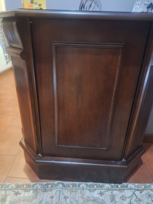 Móvel pequeno com portas laterais de rodar . 72 cm de  altura , 37 cm de profundidade