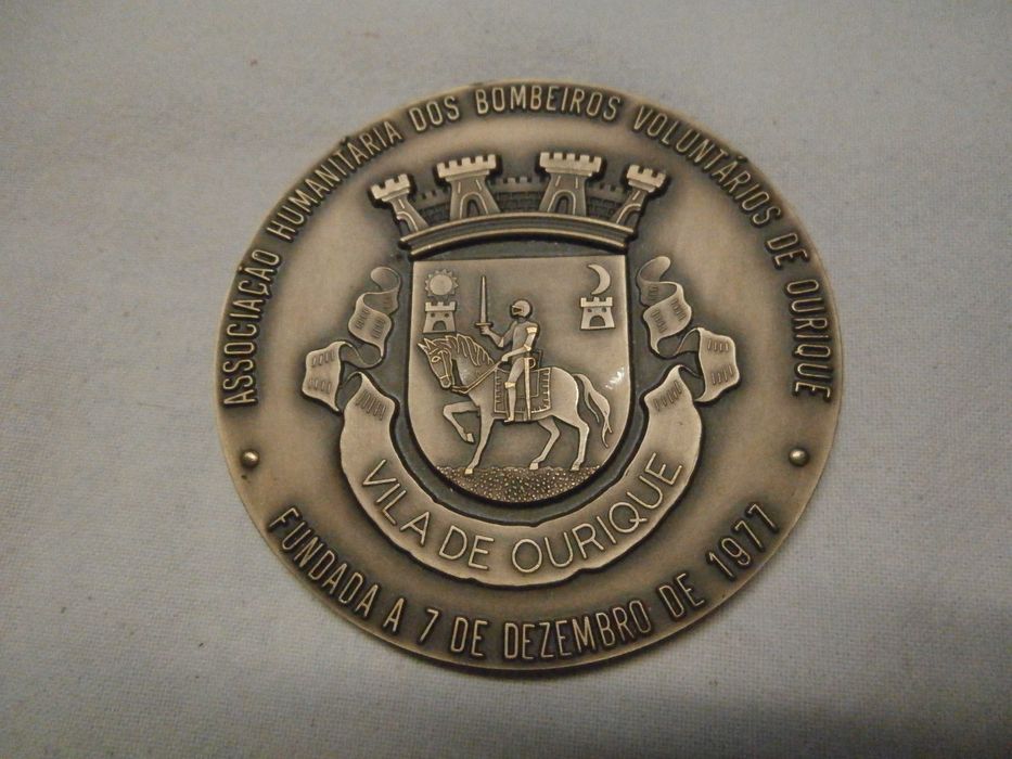 Várias medalhas de bombeiros