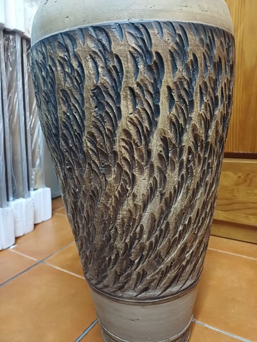 Vaso ornamental com 70 cm de altura e 30 cm de largura