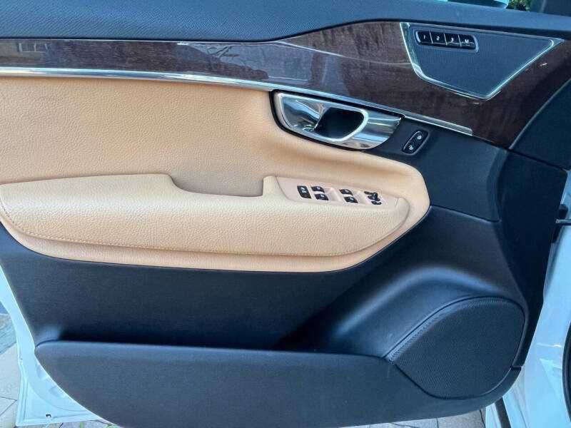 2017 Volvo XC90 Momentum