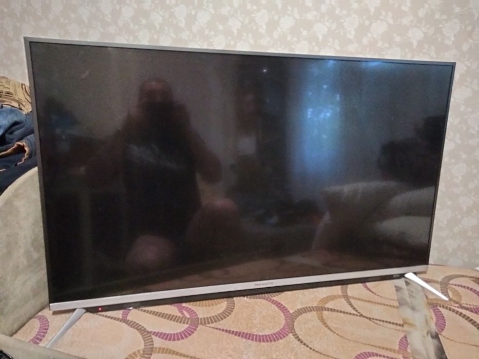 Телевізор 49" Skyworth 49Q6 Smart TV Black