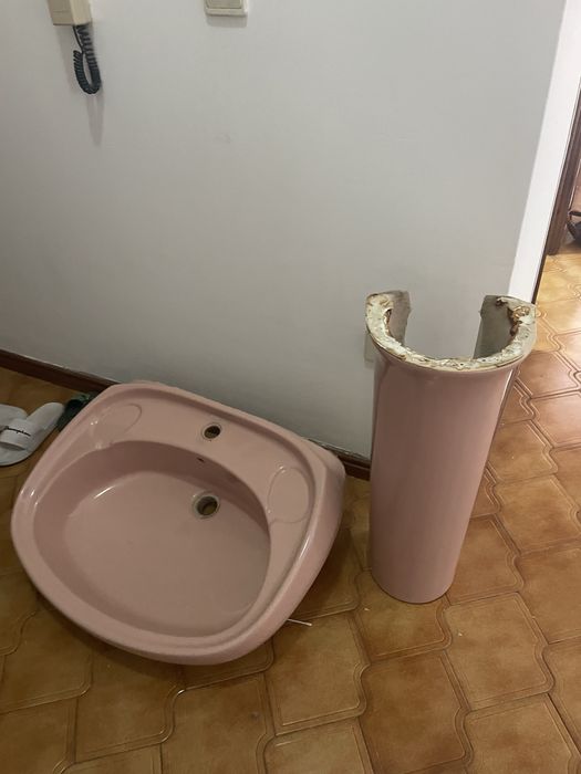 Lavatorio de casa de banho em cor de rosa
