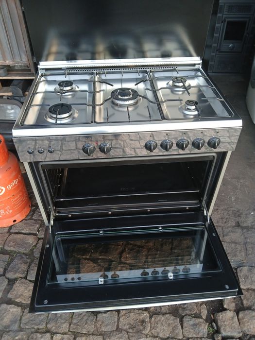 Vendo fogão semi-industrial. Com 5 bocas a gás, forno a gás e elétrico