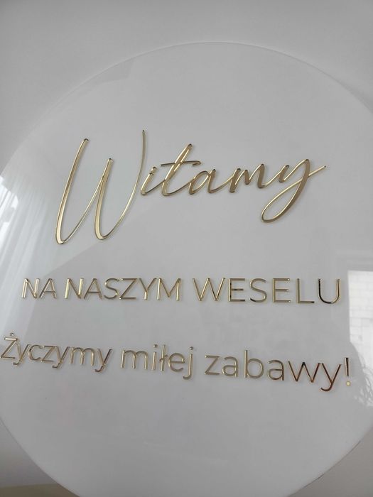 Tablica powitalną biała ze złotymi napisami