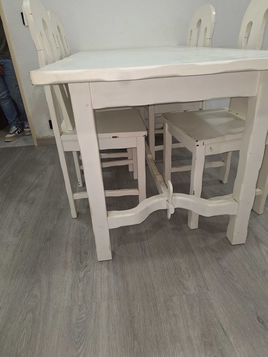 Mesa de madeira e 4 cadeiras