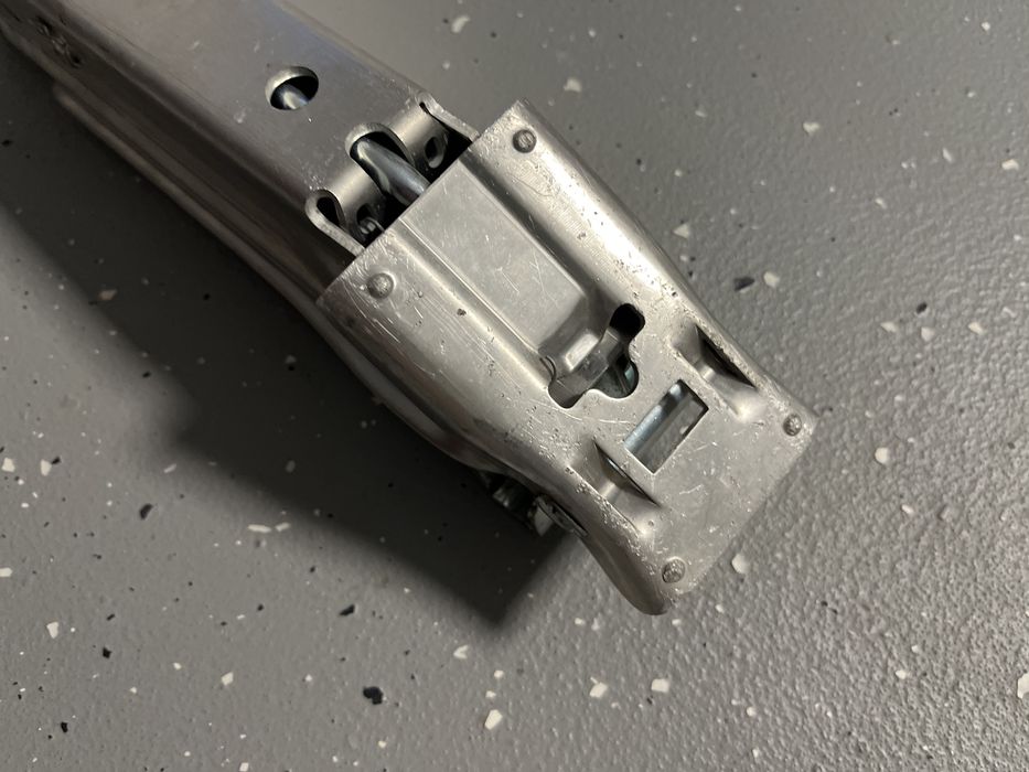 Aluminiowy dodnośnik Audi A4