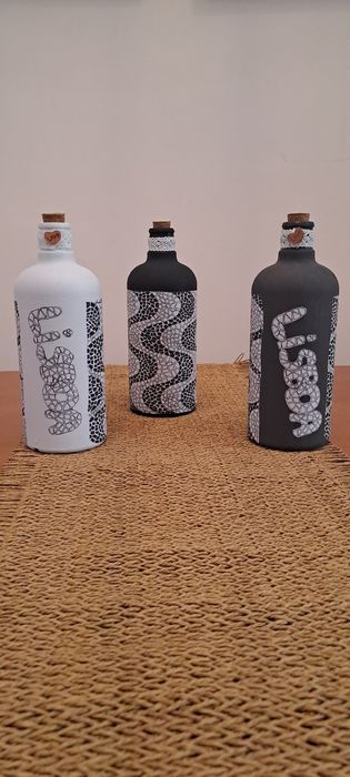 Garrafas alusivas à calçada portuguesa..