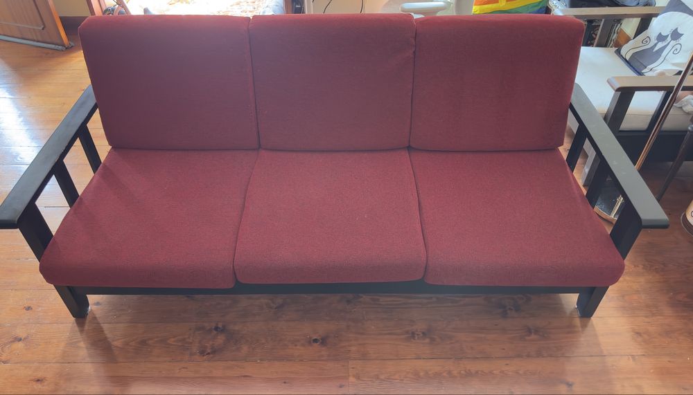 Sofa de 3 lugares em madeira e veludo