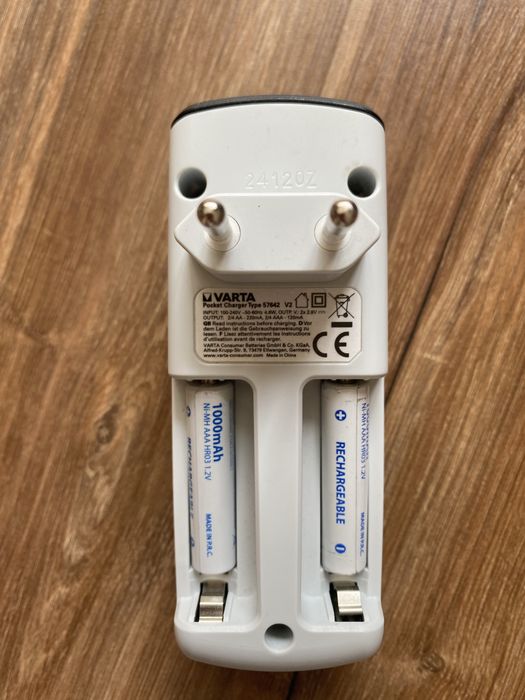 Зарядний пристрій Varta Pocket Charger 57642