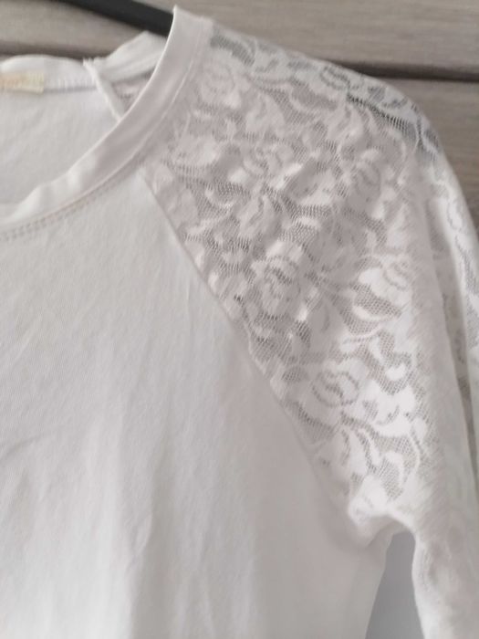 Biała bluzeczka z koronkowymi rękawami