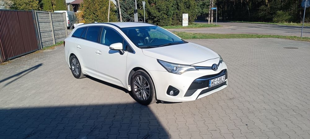 Toyota Avensis  1.8 LPG Biała Perła