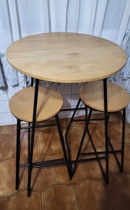 Mesa alta com 2 bancos