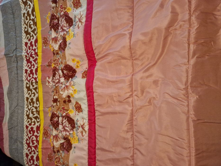 Edredom casal rosa claro e flores