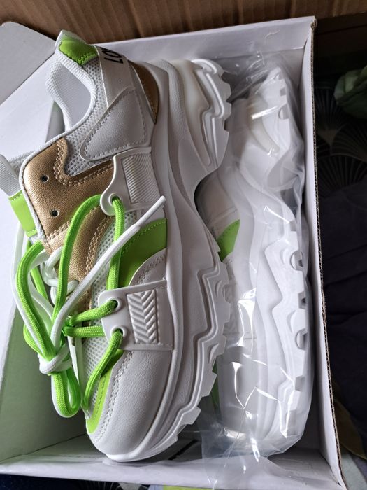 Buty nowe w kartonie