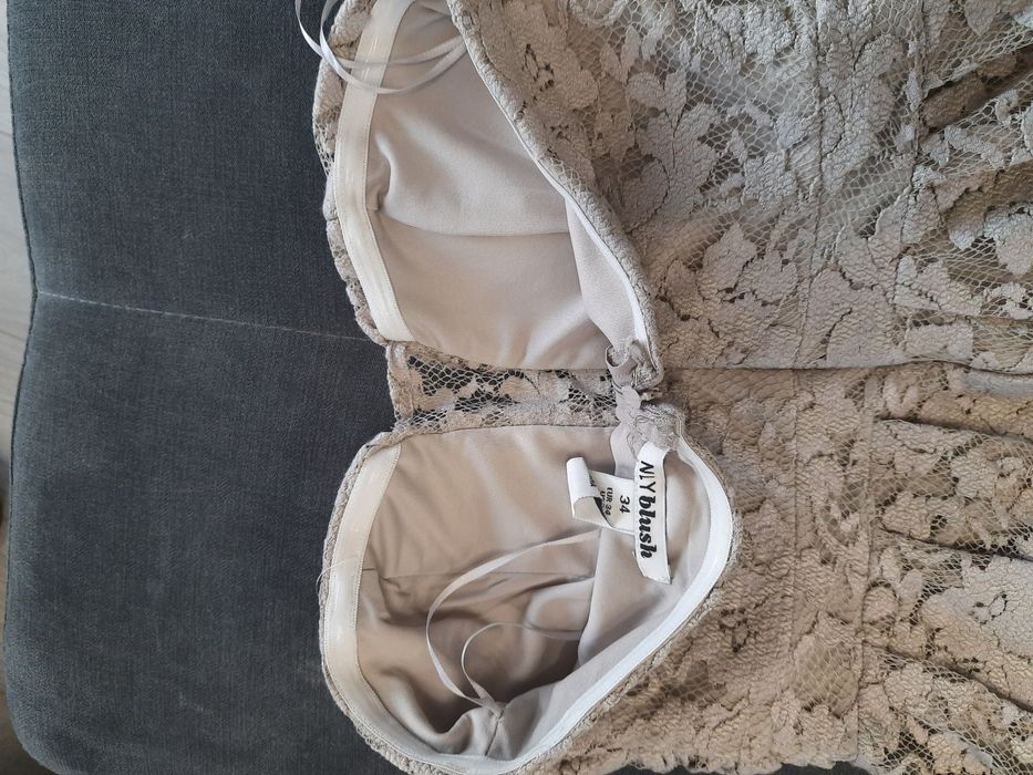 Piękna koronkowa sukienka 34