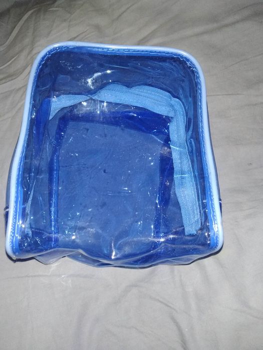 Kosmetyczka niebieską Avon przeźroczysta