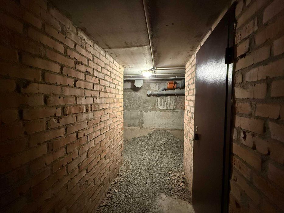 (5) Продам комору в житловому будинку 8116