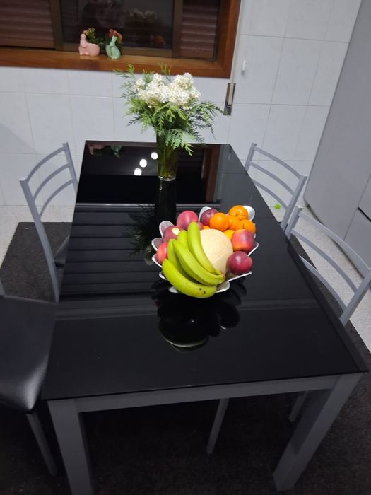 Mesa e 4 cadeiras