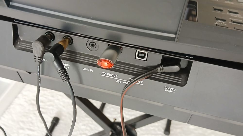 keyboard Yamaha PSR-E + podstawa +pedał sustain+pendrive