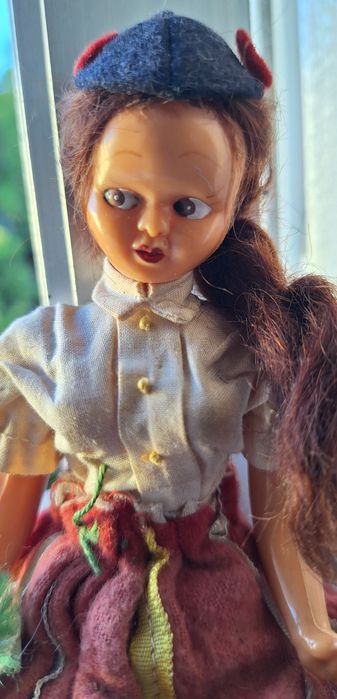 Boneca antiga anos 40  traje típico da ilha da Madeira carapuça flores