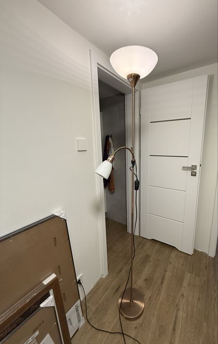 Lampa stojąca w kolorze miedzi. Wysokość 185cm