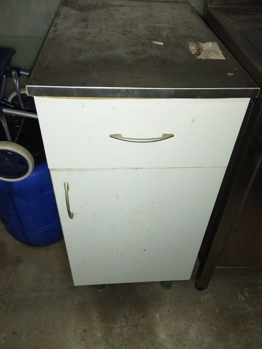 Armário com tampo de inox