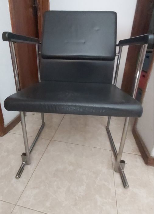 Cadeira de inox e eco pele