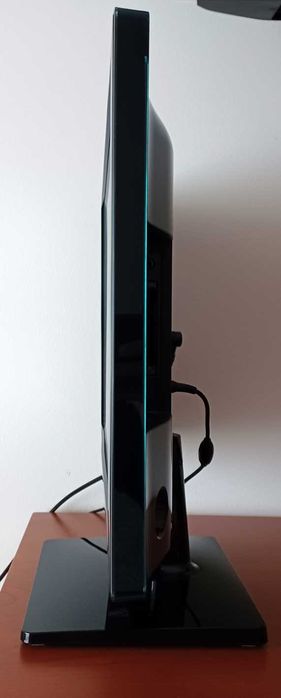 Televisão / Monitor Samsung com suporte de parede incluído.