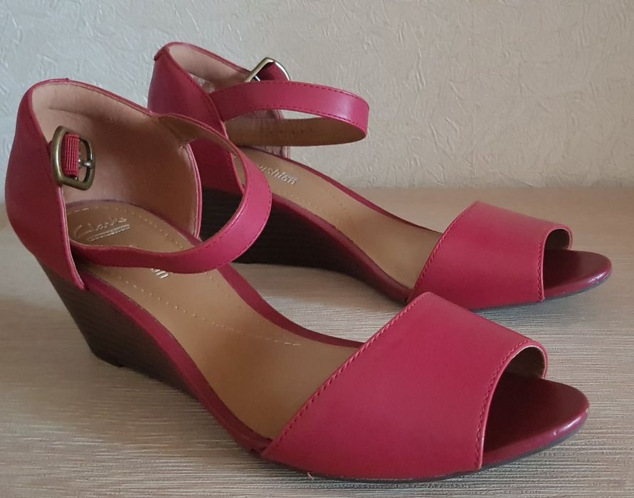 Фирменные кожаные босоножки Clarks 39р.