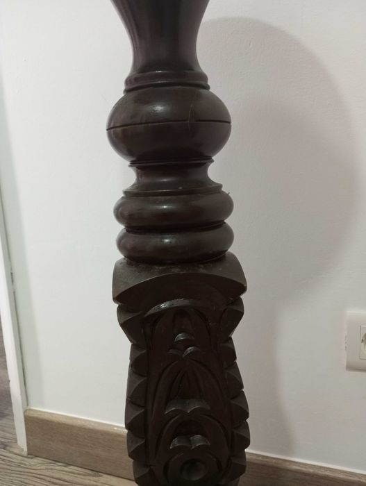 Coluna de mogno castanha