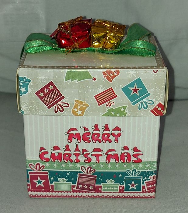 Guirlandes,caixa musical e árvore de natal artificial...