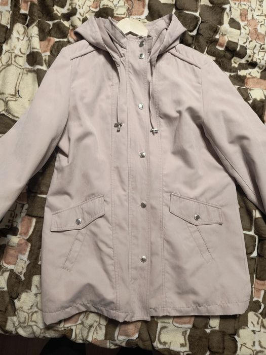 Нова. Жіноча курточка, вітровка