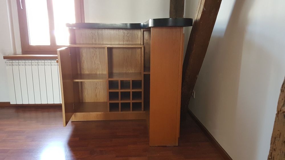 Barek dębowy z szfakami na napoje