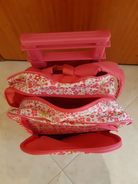 Mochila escolar com trolley com pouco uso