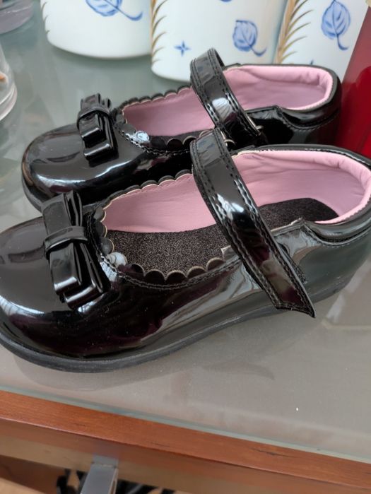 Sapato preto de menina