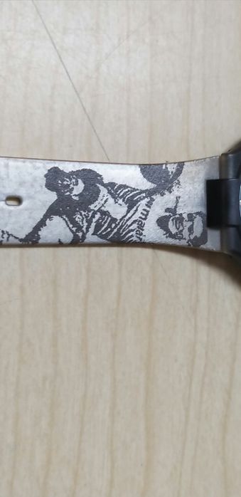 Relógio tipo Swatch.