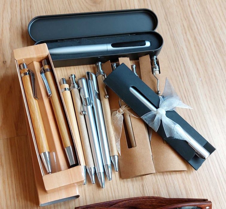 Pack artigos variados coleção (óculos, leques, canetas e porta-moedas)