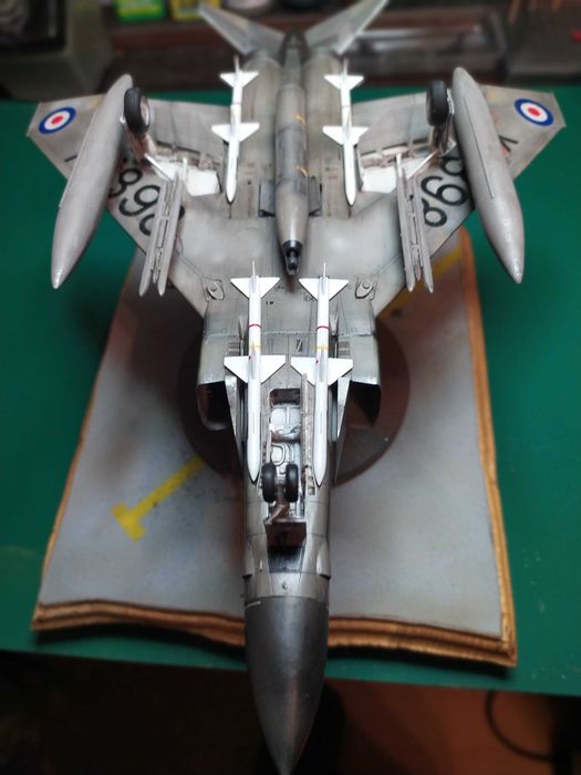 Aeronave em escala 1:48 - F-4 Phantom - RAF + base em madeira