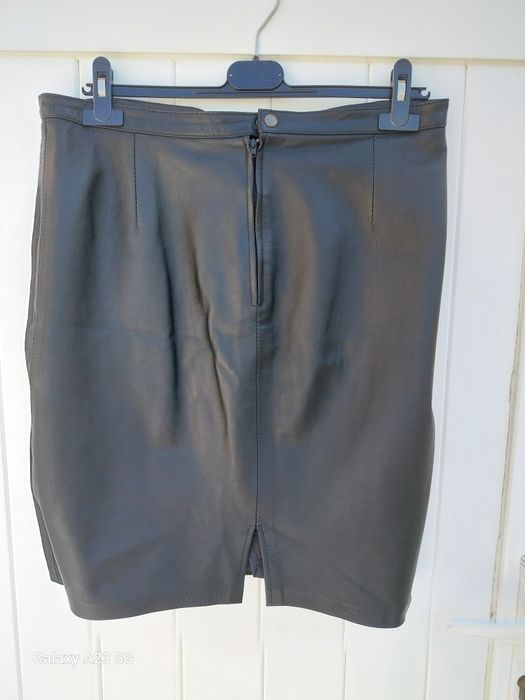 Saia em pele preta da Casa das Peles