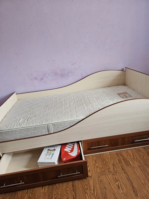 Продається ліжко з матроцом. Б. У.  У гарному  стані . .